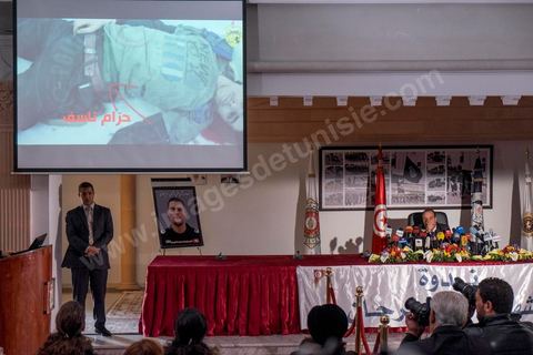 26 mars 2015 : Projection sur écran des images de la ceitnure d'explosif, SEMTEX, porté par un des deux terroristes. Conférence de presse du ministre de l’Intérieur Najem Gharsalli, à la Direction générale des unités d’intervention à Bouchoucha. Il est revenu sur les détails de l’attaque terroriste du 18 mars, au musée du Bardo.