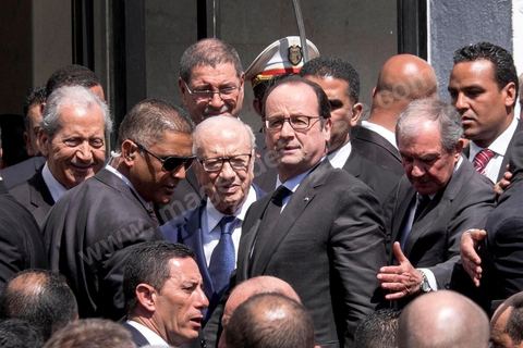 March 29, 2015: Tunisian President Béji Caïd Essebsi and several high-ranking foreign officials joined the “anti-terrorism” march organized in Tunis on Sunday at midday in response to the attack on the Bardo Museum. Tens of thousands of Tunisians are participating. “A big salute to the Tunisian people, who have proven that they will not give in to terrorism. Thank you to everyone, and I say to the Tunisian people: Forward! You are not alone,” Essebsi declared.François Hollande and Italian Prime Minister Matteo Renzi, as well as Gabonese President Ali Bongo and his Palestinian counterpart Mahmoud Abbas, took part in this procession of officials near the museum. This official procession wound its way along the perimeter of the complex housing the Parliament and the Bardo Museum, the site of the March 18 attack in which 22 people were killed. The politicians then unveiled a memorial bearing the names of the victims. 