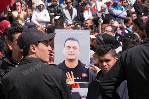 March 29, 2015: Tunisian President Béji Caïd Essebsi and several high-ranking foreign officials joined the “anti-terrorism” march organized in Tunis on Sunday at midday in response to the attack on the Bardo Museum. Tens of thousands of Tunisians are participating. “A big salute to the Tunisian people, who have proven that they will not give in to terrorism. Thank you to everyone, and I say to the Tunisian people: Forward! You are not alone,” Essebsi declared.François Hollande and Italian Prime Minister Matteo Renzi, as well as Gabonese President Ali Bongo and his Palestinian counterpart Mahmoud Abbas, took part in this procession of officials near the museum. This official procession wound its way along the perimeter of the complex housing the Parliament and the Bardo Museum, the site of the March 18 attack in which 22 people were killed. The politicians then unveiled a memorial bearing the names of the victims. 
