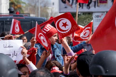 March 29, 2015: Tunisian President Béji Caïd Essebsi and several high-ranking foreign officials joined the “anti-terrorism” march organized in Tunis on Sunday at midday in response to the attack on the Bardo Museum. Tens of thousands of Tunisians are participating. “A big salute to the Tunisian people, who have proven that they will not give in to terrorism. Thank you to everyone, and I say to the Tunisian people: Forward! You are not alone,” Essebsi declared.François Hollande and Italian Prime Minister Matteo Renzi, as well as Gabonese President Ali Bongo and his Palestinian counterpart Mahmoud Abbas, took part in this procession of officials near the museum. This official procession wound its way along the perimeter of the complex housing the Parliament and the Bardo Museum, the site of the March 18 attack in which 22 people were killed. The politicians then unveiled a memorial bearing the names of the victims. 