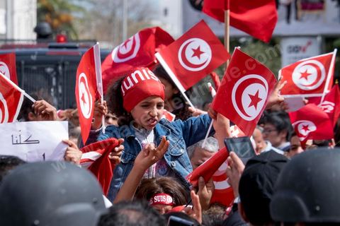 March 29, 2015: Tunisian President Béji Caïd Essebsi and several high-ranking foreign officials joined the “anti-terrorism” march organized in Tunis on Sunday at midday in response to the attack on the Bardo Museum. Tens of thousands of Tunisians are participating. “A big salute to the Tunisian people, who have proven that they will not give in to terrorism. Thank you to everyone, and I say to the Tunisian people: Forward! You are not alone,” Essebsi declared.François Hollande and Italian Prime Minister Matteo Renzi, as well as Gabonese President Ali Bongo and his Palestinian counterpart Mahmoud Abbas, took part in this procession of officials near the museum. This official procession wound its way along the perimeter of the complex housing the Parliament and the Bardo Museum, the site of the March 18 attack in which 22 people were killed. The politicians then unveiled a memorial bearing the names of the victims. 