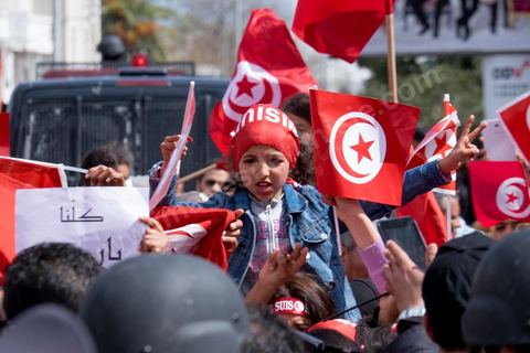 March 29, 2015: Tunisian President Béji Caïd Essebsi and several high-ranking foreign officials joined the “anti-terrorism” march organized in Tunis on Sunday at midday in response to the attack on the Bardo Museum. Tens of thousands of Tunisians are participating. “A big salute to the Tunisian people, who have proven that they will not give in to terrorism. Thank you to everyone, and I say to the Tunisian people: Forward! You are not alone,” Essebsi declared.François Hollande and Italian Prime Minister Matteo Renzi, as well as Gabonese President Ali Bongo and his Palestinian counterpart Mahmoud Abbas, took part in this procession of officials near the museum. This official procession wound its way along the perimeter of the complex housing the Parliament and the Bardo Museum, the site of the March 18 attack in which 22 people were killed. The politicians then unveiled a memorial bearing the names of the victims. 