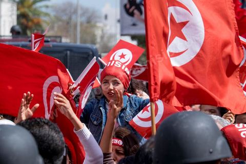March 29, 2015: Tunisian President Béji Caïd Essebsi and several high-ranking foreign officials joined the “anti-terrorism” march organized in Tunis on Sunday at midday in response to the attack on the Bardo Museum. Tens of thousands of Tunisians are participating. “A big salute to the Tunisian people, who have proven that they will not give in to terrorism. Thank you to everyone, and I say to the Tunisian people: Forward! You are not alone,” Essebsi declared.François Hollande and Italian Prime Minister Matteo Renzi, as well as Gabonese President Ali Bongo and his Palestinian counterpart Mahmoud Abbas, took part in this procession of officials near the museum. This official procession wound its way along the perimeter of the complex housing the Parliament and the Bardo Museum, the site of the March 18 attack in which 22 people were killed. The politicians then unveiled a memorial bearing the names of the victims. 