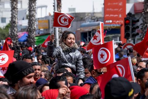 March 29, 2015: Tunisian President Béji Caïd Essebsi and several high-ranking foreign officials joined the “anti-terrorism” march organized in Tunis on Sunday at midday in response to the attack on the Bardo Museum. Tens of thousands of Tunisians are participating. “A big salute to the Tunisian people, who have proven that they will not give in to terrorism. Thank you to everyone, and I say to the Tunisian people: Forward! You are not alone,” Essebsi declared.François Hollande and Italian Prime Minister Matteo Renzi, as well as Gabonese President Ali Bongo and his Palestinian counterpart Mahmoud Abbas, took part in this procession of officials near the museum. This official procession wound its way along the perimeter of the complex housing the Parliament and the Bardo Museum, the site of the March 18 attack in which 22 people were killed. The politicians then unveiled a memorial bearing the names of the victims. 
