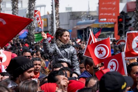 March 29, 2015: Tunisian President Béji Caïd Essebsi and several high-ranking foreign officials joined the “anti-terrorism” march organized in Tunis on Sunday at midday in response to the attack on the Bardo Museum. Tens of thousands of Tunisians are participating. “A big salute to the Tunisian people, who have proven that they will not give in to terrorism. Thank you to everyone, and I say to the Tunisian people: Forward! You are not alone,” Essebsi declared.François Hollande and Italian Prime Minister Matteo Renzi, as well as Gabonese President Ali Bongo and his Palestinian counterpart Mahmoud Abbas, took part in this procession of officials near the museum. This official procession wound its way along the perimeter of the complex housing the Parliament and the Bardo Museum, the site of the March 18 attack in which 22 people were killed. The politicians then unveiled a memorial bearing the names of the victims. 