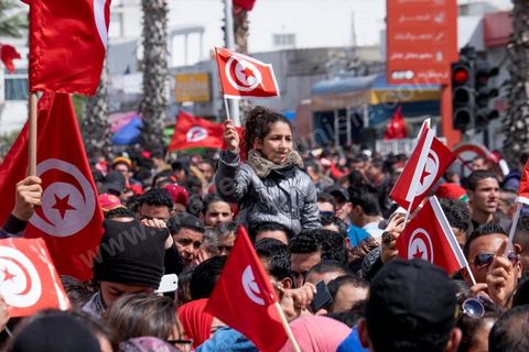 March 29, 2015: Tunisian President Béji Caïd Essebsi and several high-ranking foreign officials joined the “anti-terrorism” march organized in Tunis on Sunday at midday in response to the attack on the Bardo Museum. Tens of thousands of Tunisians are participating. “A big salute to the Tunisian people, who have proven that they will not give in to terrorism. Thank you to everyone, and I say to the Tunisian people: Forward! You are not alone,” Essebsi declared.François Hollande and Italian Prime Minister Matteo Renzi, as well as Gabonese President Ali Bongo and his Palestinian counterpart Mahmoud Abbas, took part in this procession of officials near the museum. This official procession wound its way along the perimeter of the complex housing the Parliament and the Bardo Museum, the site of the March 18 attack in which 22 people were killed. The politicians then unveiled a memorial bearing the names of the victims. 