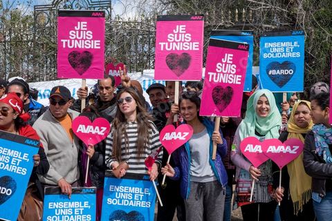 March 29, 2015: Tunisian President Béji Caïd Essebsi and several high-ranking foreign officials joined the “anti-terrorism” march organized in Tunis on Sunday at midday in response to the attack on the Bardo Museum. Tens of thousands of Tunisians are participating. “A big salute to the Tunisian people, who have proven that they will not give in to terrorism. Thank you to everyone, and I say to the Tunisian people: Forward! You are not alone,” Essebsi declared.François Hollande and Italian Prime Minister Matteo Renzi, as well as Gabonese President Ali Bongo and his Palestinian counterpart Mahmoud Abbas, took part in this procession of officials near the museum. This official procession wound its way along the perimeter of the complex housing the Parliament and the Bardo Museum, the site of the March 18 attack in which 22 people were killed. The politicians then unveiled a memorial bearing the names of the victims. 