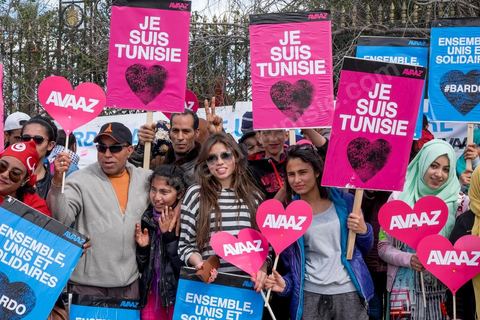 March 29, 2015: Tunisian President Béji Caïd Essebsi and several high-ranking foreign officials joined the “anti-terrorism” march organized in Tunis on Sunday at midday in response to the attack on the Bardo Museum. Tens of thousands of Tunisians are participating. “A big salute to the Tunisian people, who have proven that they will not give in to terrorism. Thank you to everyone, and I say to the Tunisian people: Forward! You are not alone,” Essebsi declared.François Hollande and Italian Prime Minister Matteo Renzi, as well as Gabonese President Ali Bongo and his Palestinian counterpart Mahmoud Abbas, took part in this procession of officials near the museum. This official procession wound its way along the perimeter of the complex housing the Parliament and the Bardo Museum, the site of the March 18 attack in which 22 people were killed. The politicians then unveiled a memorial bearing the names of the victims. 