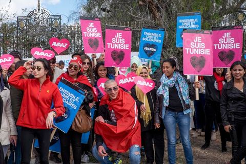 March 29, 2015: Tunisian President Béji Caïd Essebsi and several high-ranking foreign officials joined the “anti-terrorism” march organized in Tunis on Sunday at midday in response to the attack on the Bardo Museum. Tens of thousands of Tunisians are participating. “A big salute to the Tunisian people, who have proven that they will not give in to terrorism. Thank you to everyone, and I say to the Tunisian people: Forward! You are not alone,” Essebsi declared.François Hollande and Italian Prime Minister Matteo Renzi, as well as Gabonese President Ali Bongo and his Palestinian counterpart Mahmoud Abbas, took part in this procession of officials near the museum. This official procession wound its way along the perimeter of the complex housing the Parliament and the Bardo Museum, the site of the March 18 attack in which 22 people were killed. The politicians then unveiled a memorial bearing the names of the victims. 