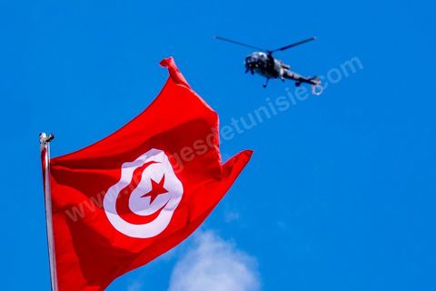 29 mars 2012 : Impressionnat dispositif sécuritaire de la police et de l'armée. Le président tunisien Béji Caïd Essebsi et plusieurs hauts responsables étrangers ont rejoint ce dimanche à la mi-journée la marche "contre le terrorisme" organisée à Tunis en réaction à l'attaque contre le musée du Bardo. Des dizaines de milliers de Tunisiens y participent. "Un grand salut au peuple tunisien qui a prouvé qu'il ne céderait pas au terrorisme. Merci à tous et je dis au peuple tunisien : En avant! tu n'es pas seul", a lancé Essebsi.François Hollande et le Premier ministre italien Matteo Renzi ainsi que le président gabonais Ali Bongo et son homologue palestinien Mahmoud Abbas ont participé à ce défilé d'officiels en lisière du musée. Ce défilé officiel a longé l'enceinte où se trouvent le Parlement et le musée du Bardo, théâtre de l'attaque du 18 mars dans laquelle ont péri 22 personnes. Les politiques ont ensuite inauguré une stèle portant les noms des victimes. 