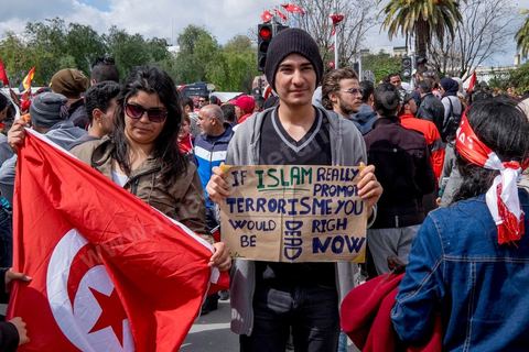 March 29, 2012: Tunisian President Béji Caïd Essebsi and several high-ranking foreign officials joined the "anti-terrorism" march organized in Tunis on Sunday at noon in response to the attack on the Bardo Museum. Tens of thousands of Tunisians are participating. “A big salute to the Tunisian people, who have proven that they will not give in to terrorism. Thank you to everyone, and I say to the Tunisian people: Keep moving forward! You are not alone,” Essebsi declared.François Hollande and Italian Prime Minister Matteo Renzi, as well as Gabonese President Ali Bongo and his Palestinian counterpart Mahmoud Abbas, took part in this procession of officials near the museum. This official procession passed along the perimeter where the Parliament and the Bardo Museum are located—the site of the March 18 attack in which 22 people were killed. The dignitaries then unveiled a memorial bearing the names of the victims. 
