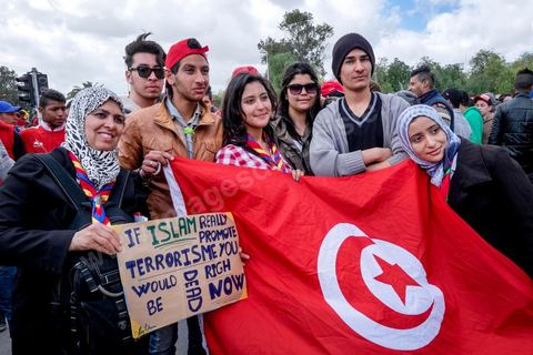 March 29, 2012: Tunisian President Béji Caïd Essebsi and several high-ranking foreign officials joined the "anti-terrorism" march organized in Tunis on Sunday at noon in response to the attack on the Bardo Museum. Tens of thousands of Tunisians are participating. “A big salute to the Tunisian people, who have proven that they will not give in to terrorism. Thank you to everyone, and I say to the Tunisian people: Keep moving forward! You are not alone,” Essebsi declared.François Hollande and Italian Prime Minister Matteo Renzi, as well as Gabonese President Ali Bongo and his Palestinian counterpart Mahmoud Abbas, took part in this procession of officials near the museum. This official procession passed along the perimeter where the Parliament and the Bardo Museum are located—the site of the March 18 attack in which 22 people were killed. The dignitaries then unveiled a memorial bearing the names of the victims. 