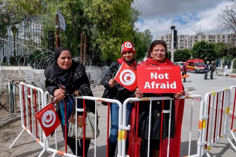 March 29, 2012: Tunisian President Béji Caïd Essebsi and several high-ranking foreign officials joined the "anti-terrorism" march organized in Tunis on Sunday at noon in response to the attack on the Bardo Museum. Tens of thousands of Tunisians are participating. “A big salute to the Tunisian people, who have proven that they will not give in to terrorism. Thank you to everyone, and I say to the Tunisian people: Keep moving forward! You are not alone,” Essebsi declared.François Hollande and Italian Prime Minister Matteo Renzi, as well as Gabonese President Ali Bongo and his Palestinian counterpart Mahmoud Abbas, took part in this procession of officials near the museum. This official procession passed along the perimeter where the Parliament and the Bardo Museum are located—the site of the March 18 attack in which 22 people were killed. The dignitaries then unveiled a memorial bearing the names of the victims. 