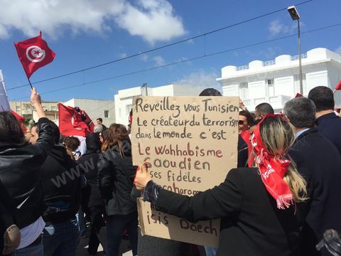 March 29, 2015: Tunisian President Béji Caïd Essebsi and several high-ranking foreign officials joined the “anti-terrorism” march organized in Tunis on Sunday at midday in response to the attack on the Bardo Museum. Tens of thousands of Tunisians are participating. “A big salute to the Tunisian people, who have proven that they will not give in to terrorism. Thank you to everyone, and I say to the Tunisian people: Keep moving forward! You are not alone,” Essebsi declared.François Hollande and Italian Prime Minister Matteo Renzi, as well as Gabonese President Ali Bongo and his Palestinian counterpart Mahmoud Abbas, took part in this procession of officials near the museum. This official procession wound its way along the grounds where the Parliament and the Bardo Museum are located—the site of the March 18 attack in which 22 people were killed. The dignitaries then unveiled a memorial bearing the names of the victims. 