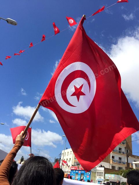 March 29, 2015: Tunisian President Béji Caïd Essebsi and several high-ranking foreign officials joined the “anti-terrorism” march organized in Tunis on Sunday at midday in response to the attack on the Bardo Museum. Tens of thousands of Tunisians are participating. “A big salute to the Tunisian people, who have proven that they will not give in to terrorism. Thank you to everyone, and I say to the Tunisian people: Keep moving forward! You are not alone,” Essebsi declared.François Hollande and Italian Prime Minister Matteo Renzi, as well as Gabonese President Ali Bongo and his Palestinian counterpart Mahmoud Abbas, took part in this procession of officials near the museum. This official procession wound its way along the grounds where the Parliament and the Bardo Museum are located—the site of the March 18 attack in which 22 people were killed. The dignitaries then unveiled a memorial bearing the names of the victims. 