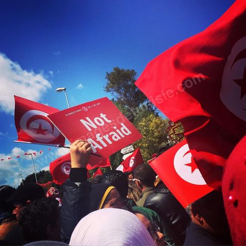 March 29, 2015: Tunisian President Béji Caïd Essebsi and several high-ranking foreign officials joined the “anti-terrorism” march organized in Tunis on Sunday at midday in response to the attack on the Bardo Museum. Tens of thousands of Tunisians are participating. “A big salute to the Tunisian people, who have proven that they will not give in to terrorism. Thank you to everyone, and I say to the Tunisian people: Keep moving forward! You are not alone,” Essebsi declared.François Hollande and Italian Prime Minister Matteo Renzi, as well as Gabonese President Ali Bongo and his Palestinian counterpart Mahmoud Abbas, took part in this procession of officials near the museum. This official procession wound its way along the grounds where the Parliament and the Bardo Museum are located—the site of the March 18 attack in which 22 people were killed. The dignitaries then unveiled a memorial bearing the names of the victims. 
