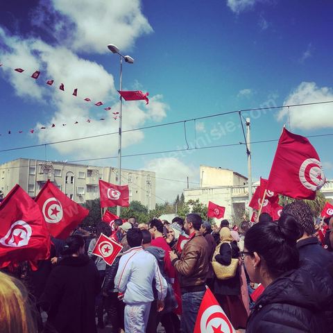 March 29, 2015: Tunisian President Béji Caïd Essebsi and several high-ranking foreign officials joined the “anti-terrorism” march organized in Tunis on Sunday at midday in response to the attack on the Bardo Museum. Tens of thousands of Tunisians are participating. “A big salute to the Tunisian people, who have proven that they will not give in to terrorism. Thank you to everyone, and I say to the Tunisian people: Keep moving forward! You are not alone,” Essebsi declared.François Hollande and Italian Prime Minister Matteo Renzi, as well as Gabonese President Ali Bongo and his Palestinian counterpart Mahmoud Abbas, took part in this procession of officials near the museum. This official procession wound its way along the grounds where the Parliament and the Bardo Museum are located—the site of the March 18 attack in which 22 people were killed. The dignitaries then unveiled a memorial bearing the names of the victims. 