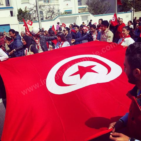 March 29, 2015: Tunisian President Béji Caïd Essebsi and several high-ranking foreign officials joined the “anti-terrorism” march organized in Tunis on Sunday at midday in response to the attack on the Bardo Museum. Tens of thousands of Tunisians are participating. “A big salute to the Tunisian people, who have proven that they will not give in to terrorism. Thank you to everyone, and I say to the Tunisian people: Keep moving forward! You are not alone,” Essebsi declared.François Hollande and Italian Prime Minister Matteo Renzi, as well as Gabonese President Ali Bongo and his Palestinian counterpart Mahmoud Abbas, took part in this procession of officials near the museum. This official procession wound its way along the grounds where the Parliament and the Bardo Museum are located—the site of the March 18 attack in which 22 people were killed. The dignitaries then unveiled a memorial bearing the names of the victims. 