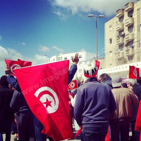 March 29, 2015: Tunisian President Béji Caïd Essebsi and several high-ranking foreign officials joined the “anti-terrorism” march organized in Tunis on Sunday at midday in response to the attack on the Bardo Museum. Tens of thousands of Tunisians are participating. “A big salute to the Tunisian people, who have proven that they will not give in to terrorism. Thank you to everyone, and I say to the Tunisian people: Keep moving forward! You are not alone,” Essebsi declared.François Hollande and Italian Prime Minister Matteo Renzi, as well as Gabonese President Ali Bongo and his Palestinian counterpart Mahmoud Abbas, took part in this procession of officials near the museum. This official procession wound its way along the grounds where the Parliament and the Bardo Museum are located—the site of the March 18 attack in which 22 people were killed. The dignitaries then unveiled a memorial bearing the names of the victims. 
