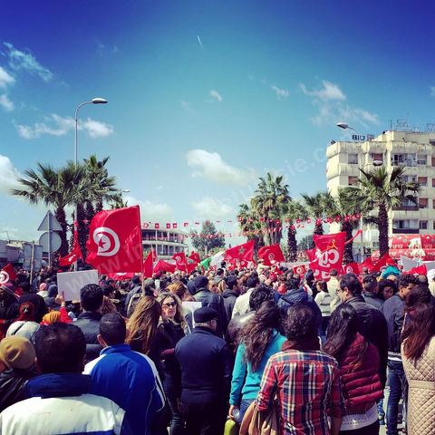 March 29, 2015: Tunisian President Béji Caïd Essebsi and several high-ranking foreign officials joined the “anti-terrorism” march organized in Tunis on Sunday at midday in response to the attack on the Bardo Museum. Tens of thousands of Tunisians are participating. “A big salute to the Tunisian people, who have proven that they will not give in to terrorism. Thank you to everyone, and I say to the Tunisian people: Keep moving forward! You are not alone,” Essebsi declared.François Hollande and Italian Prime Minister Matteo Renzi, as well as Gabonese President Ali Bongo and his Palestinian counterpart Mahmoud Abbas, took part in this procession of officials near the museum. This official procession wound its way along the grounds where the Parliament and the Bardo Museum are located—the site of the March 18 attack in which 22 people were killed. The dignitaries then unveiled a memorial bearing the names of the victims. 