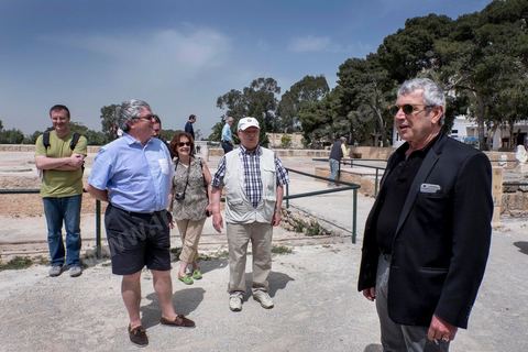 18 avril 2015 : Michel Boujenah en visite au musée archéologique de Carthage. Dans le cadre de la promotion de la Tunisie, la ministre française de la Culture Fleur Pelerin s'est rendue en Tunisie dans un voyage organisé par le ministère du tourisme avec une délégation de personnalités françaises et tunisiennes qui participent à la campagne de communication "La Tunisie, moi j'y vais".