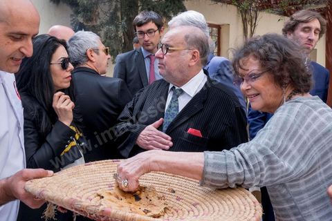 April 18, 2015: Claudia Cardine and Serge Moati sample Tunisian cuisine As part of efforts to promote Tunisia, French Minister of Culture Fleur Pelerin traveled to Tunisia on a trip organized by the Ministry of Tourism, accompanied by a delegation of French and Tunisian dignitaries participating in the “Tunisia: I’m Going There” communications campaign.