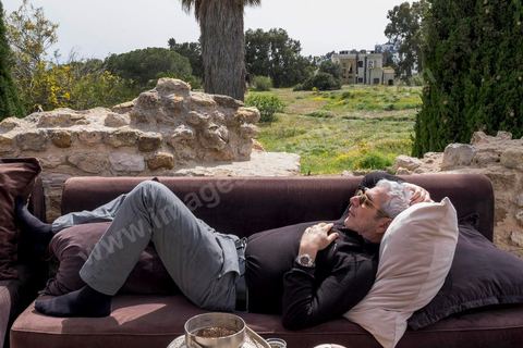 April 18, 2015: After a good meal, Michel Boujenah rediscovers the pleasure of a Tunisian-style nap. As part of efforts to promote Tunisia, French Minister of Culture Fleur Pelerin traveled to Tunisia on a trip organized by the Ministry of Tourism, accompanied by a delegation of French and Tunisian dignitaries participating in the “Tunisia: I’m Going There” communications campaign.