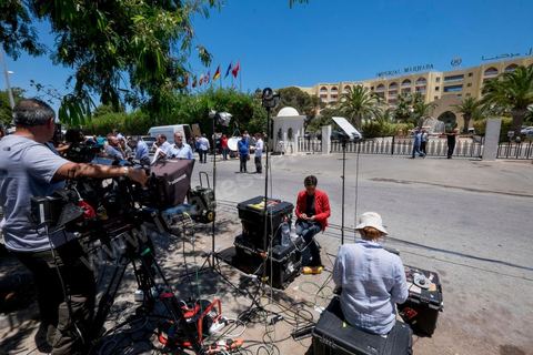 27 juin 2015 : Devant l'hotel Imperial Marhaba, les chaines de télévisions du monde entier. Au lendemain de l'attaque terroriste de Sousse qui a fait 39 morts dans un Hotel de la zone touristique de Port El Kantaoui.