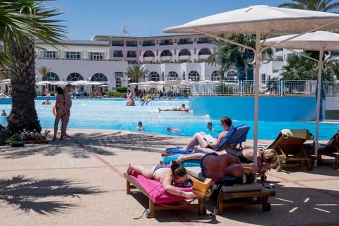 27 juin 2015 : La plage de l'hotel El Mouradi, voisin de celui de l'attaque, est déserte, les touristes bien que encore présents préfèrent rester autour de la piscine. Au lendemain de l'attaque terroriste de Sousse qui a fait 39 morts dans un Hotel de la zone touristique de Port El Kantaoui.
