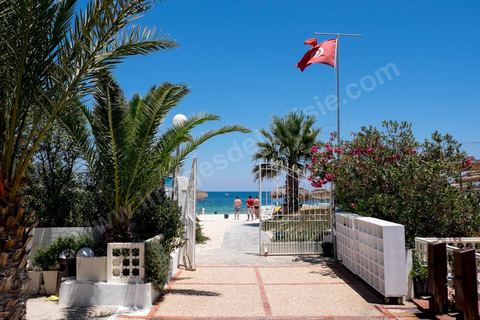 27 juin 2015 : La plage de l'hotel El Mouradi, voisin de celui de l'attaque, est déserte, les touristes bien que encore présents préfèrent rester autour de la piscine. Au lendemain de l'attaque terroriste de Sousse qui a fait 39 morts dans un Hotel de la zone touristique de Port El Kantaoui.