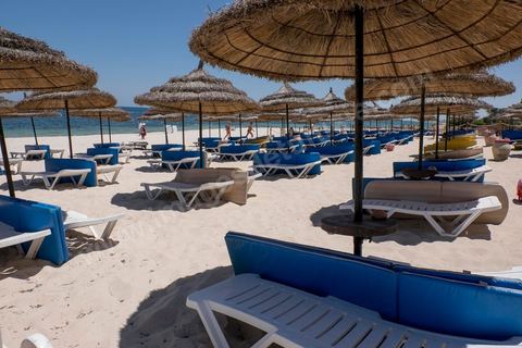 27 juin 2015 : La plage de l'hotel El Mouradi, voisin de celui de l'attaque, est déserte, les touristes bien que encore présents préfèrent rester autour de la piscine. Au lendemain de l'attaque terroriste de Sousse qui a fait 39 morts dans un Hotel de la zone touristique de Port El Kantaoui.
