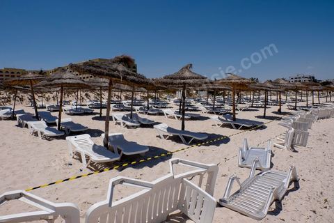 27 juin 2015 : La plage de l'hotel Imperial, lieu de l'attaque terroriste, est toujours fermé d'accès, des tunisiens et étrangers viennent y déposer des fleurs et messages en hommage aux touristes abattus dans l'attaque. Au lendemain de l'attaque terroriste de Sousse qui a fait 39 morts dans un Hotel de la zone touristique de Port El Kantaoui.