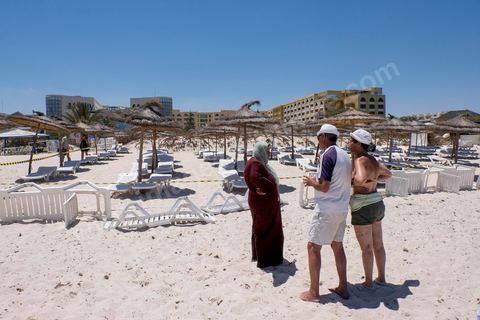 27 juin 2015 : La plage de l'hotel Imperial, lieu de l'attaque terroriste, est toujours fermé d'accès, des tunisiens et étrangers viennent y déposer des fleurs et messages en hommage aux touristes abattus dans l'attaque. Au lendemain de l'attaque terroriste de Sousse qui a fait 39 morts dans un Hotel de la zone touristique de Port El Kantaoui.