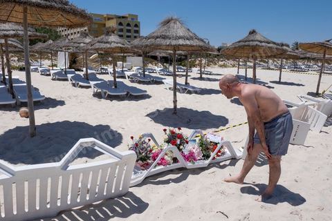 27 juin 2015 : La plage de l'hotel Imperial, lieu de l'attaque terroriste, est toujours fermé d'accès, des tunisiens et étrangers viennent y déposer des fleurs et messages en hommage aux touristes abattus dans l'attaque. Au lendemain de l'attaque terroriste de Sousse qui a fait 39 morts dans un Hotel de la zone touristique de Port El Kantaoui.