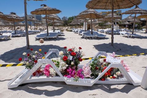 27 juin 2015 : La plage de l'hotel Imperial, lieu de l'attaque terroriste, est toujours fermé d'accès, des tunisiens et étrangers viennent y déposer des fleurs et messages en hommage aux touristes abattus dans l'attaque. Au lendemain de l'attaque terroriste de Sousse qui a fait 39 morts dans un Hotel de la zone touristique de Port El Kantaoui.