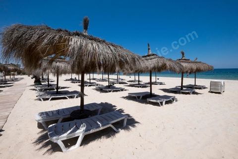 27 juin 2015 : La plage de l'hotel El Mouradi, voisin de celui de l'attaque, est déserte, les touristes bien que encore présents préfèrent rester autour de la piscine. Au lendemain de l'attaque terroriste de Sousse qui a fait 39 morts dans un Hotel de la zone touristique de Port El Kantaoui.