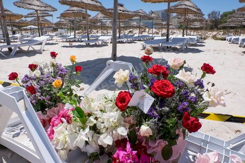 27 juin 2015 : La plage de l'hotel Imperial, lieu de l'attaque terroriste, est toujours fermé d'accès, des tunisiens et étrangers viennent y déposer des fleurs et messages en hommage aux touristes abattus dans l'attaque. Au lendemain de l'attaque terroriste de Sousse qui a fait 39 morts dans un Hotel de la zone touristique de Port El Kantaoui.