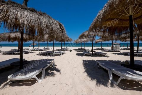 27 juin 2015 : La plage de l'hotel El Mouradi, voisin de celui de l'attaque, est déserte, les touristes bien que encore présents préfèrent rester autour de la piscine. Au lendemain de l'attaque terroriste de Sousse qui a fait 39 morts dans un Hotel de la zone touristique de Port El Kantaoui.
