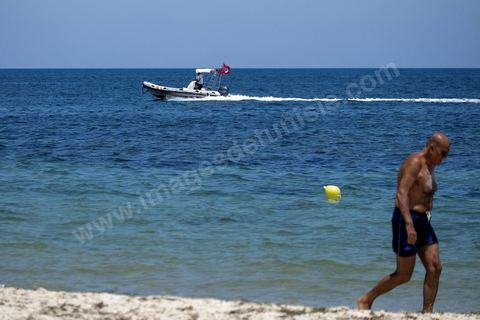 27 juin 2015 : Patrouille de police le long des plages. Au lendemain de l'attaque terroriste de Sousse qui a fait 39 morts dans un Hotel de la zone touristique de Port El Kantaoui.
