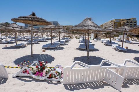 27 juin 2015 : La plage de l'hotel Imperial, lieu de l'attaque terroriste, est toujours fermé d'accès, des tunisiens et étrangers viennent y déposer des fleurs et messages en hommage aux touristes abattus dans l'attaque. Au lendemain de l'attaque terroriste de Sousse qui a fait 39 morts dans un Hotel de la zone touristique de Port El Kantaoui.