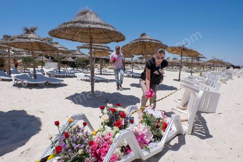 27 juin 2015 : La plage de l'hotel Imperial, lieu de l'attaque terroriste, est toujours fermé d'accès, des tunisiens et étrangers viennent y déposer des fleurs et messages en hommage aux touristes abattus dans l'attaque. Au lendemain de l'attaque terroriste de Sousse qui a fait 39 morts dans un Hotel de la zone touristique de Port El Kantaoui.