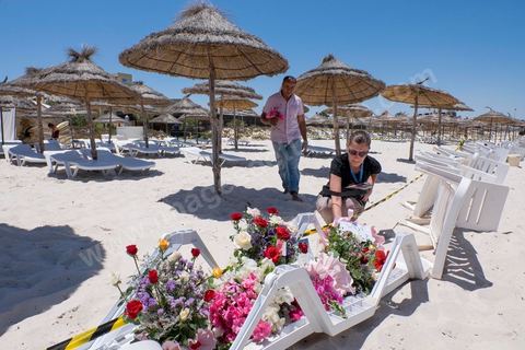 27 juin 2015 : La plage de l'hotel Imperial, lieu de l'attaque terroriste, est toujours fermé d'accès, des tunisiens et étrangers viennent y déposer des fleurs et messages en hommage aux touristes abattus dans l'attaque. Au lendemain de l'attaque terroriste de Sousse qui a fait 39 morts dans un Hotel de la zone touristique de Port El Kantaoui.