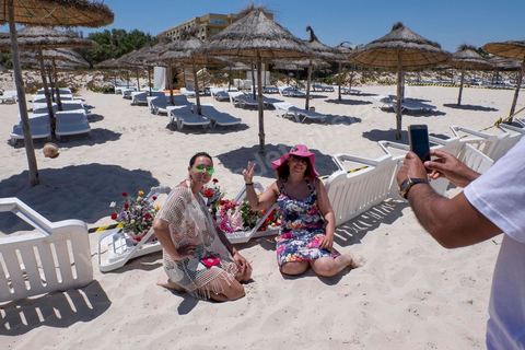 27 juin 2015 : La plage de l'hotel Imperial, lieu de l'attaque terroriste, est toujours fermé d'accès, des tunisiens et étrangers viennent y déposer des fleurs et messages en hommage aux touristes abattus dans l'attaque. Au lendemain de l'attaque terroriste de Sousse qui a fait 39 morts dans un Hotel de la zone touristique de Port El Kantaoui.