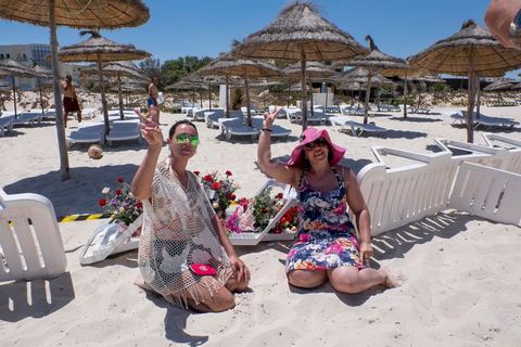 27 juin 2015 : La plage de l'hotel Imperial, lieu de l'attaque terroriste, est toujours fermé d'accès, des tunisiens et étrangers viennent y déposer des fleurs et messages en hommage aux touristes abattus dans l'attaque. Au lendemain de l'attaque terroriste de Sousse qui a fait 39 morts dans un Hotel de la zone touristique de Port El Kantaoui.