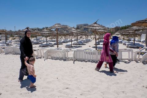 27 juin 2015 : La plage de l'hotel Imperial, lieu de l'attaque terroriste, est toujours fermé d'accès, des tunisiens et étrangers viennent y déposer des fleurs et messages en hommage aux touristes abattus dans l'attaque. Au lendemain de l'attaque terroriste de Sousse qui a fait 39 morts dans un Hotel de la zone touristique de Port El Kantaoui.