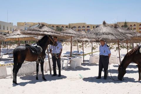 27 juin 2015 : La plage de l'hotel Imperial, lieu de l'attaque terroriste, est toujours fermé d'accès, des tunisiens et étrangers viennent y déposer des fleurs et messages en hommage aux touristes abattus dans l'attaque. Au lendemain de l'attaque terroriste de Sousse qui a fait 39 morts dans un Hotel de la zone touristique de Port El Kantaoui.