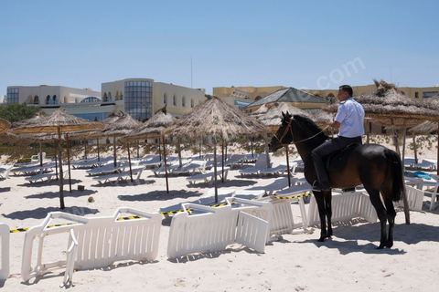 27 juin 2015 : La plage de l'hotel Imperial, lieu de l'attaque terroriste, est toujours fermé d'accès, des tunisiens et étrangers viennent y déposer des fleurs et messages en hommage aux touristes abattus dans l'attaque. Au lendemain de l'attaque terroriste de Sousse qui a fait 39 morts dans un Hotel de la zone touristique de Port El Kantaoui.