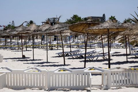 27 juin 2015 : La plage de l'hotel Imperial est toujours fermée au lendemain de l'attaque terroriste de Sousse qui a fait 39 morts dans un Hotel de la zone touristique de Port El Kantaoui.