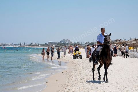 27 juin 2015 : Patrouille de police le long des plages. Au lendemain de l'attaque terroriste de Sousse qui a fait 39 morts dans un Hotel de la zone touristique de Port El Kantaoui.