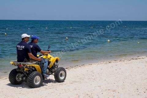 27 juin 2015 : Patrouille de police le long des plages. Au lendemain de l'attaque terroriste de Sousse qui a fait 39 morts dans un Hotel de la zone touristique de Port El Kantaoui.